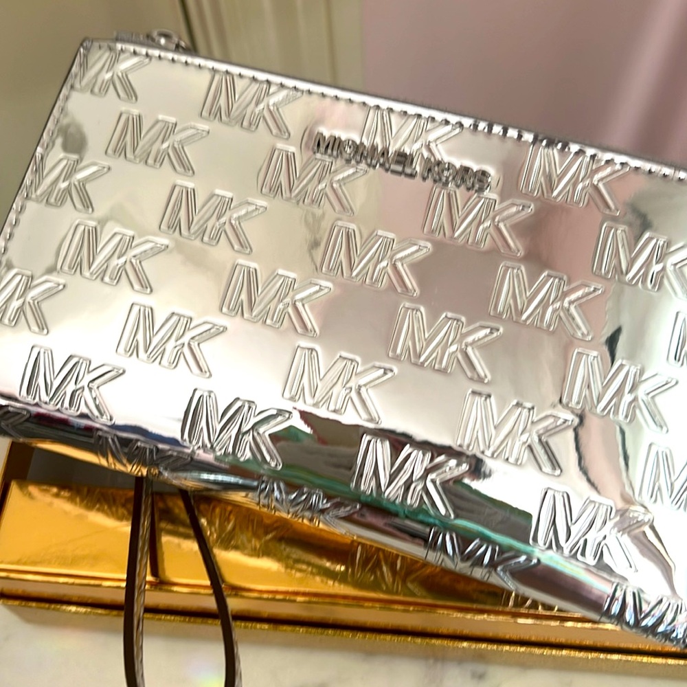 New MICHAEL Michael Kors
Jet Set Double Zip Wristlet In Gift Box - Picture 8 of 11